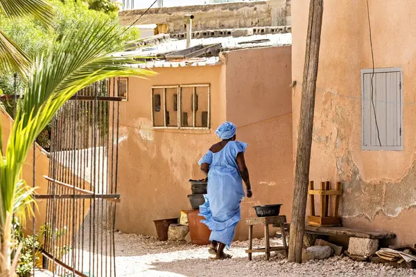 Joal Fadiouth Senegal 'in deniz kabuğu adasındaki küçük kasabanın sokaklarındaki Afrikalı kadın.