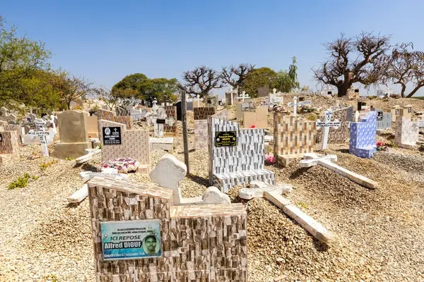 Senegal 'deki Joal Fadiouth' daki deniz kabuğu adasındaki mezarlığa bak.