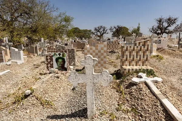 Senegal 'deki Joal Fadiouth' daki deniz kabuğu adasındaki mezarlığa bak.