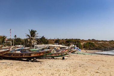 Dakar 'ın Senegal kasabasındaki sahilde tekneler