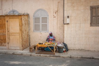 St. Louis Senegal 'de meyve satan Afrikalı bir kadın.