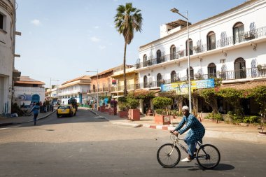 Tarihi St. Louis Senegal kasabasında bisikletli bir adam.