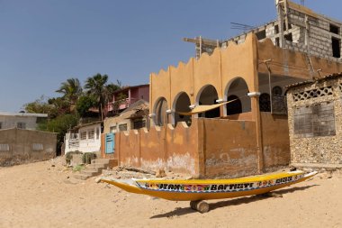 Senegal 'in Popenguine kıyı kasabasındaki eski otel binası.