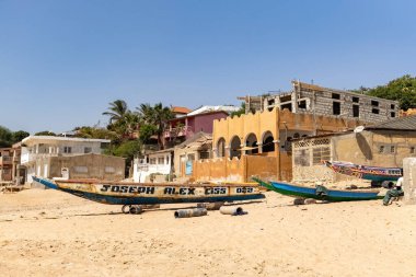 Senegal 'in Popenguine kıyı kasabasındaki eski otel binası.