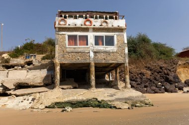 Senegal 'in Popenguine kıyı kasabasındaki eski otel binası.