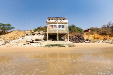 Senegal 'in Popenguine kıyı kasabasındaki eski otel binası.