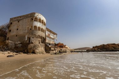 Senegal 'in Popenguine kıyı kasabasındaki eski otel binası.
