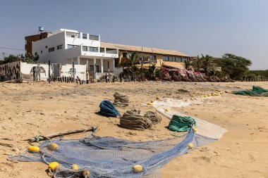 Senegal 'in Popenguine sahil kasabasındaki sahilde balık ağları