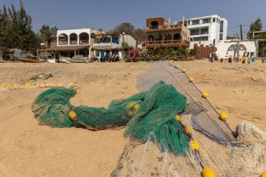 Senegal 'in Popenguine sahil kasabasındaki sahilde balık ağları