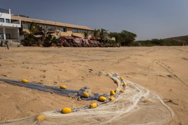 Senegal 'in Popenguine sahil kasabasındaki sahilde balık ağları