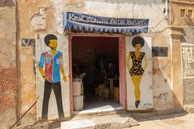 St. Louis Senegal 'deki yerel terzi dükkânı girişi.