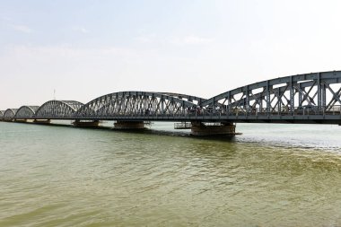 Saint-Louis adasını Senegal 'deki anakaraya bağlayan Senegal Nehri üzerindeki Faidherbe Köprüsü köprüsü. 