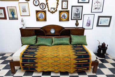 Tarihi St. Louis Senegal kasabasında sanat galerisi ve eski mobilyalar.