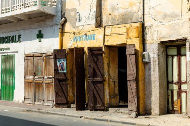 Tarihi St. Louis Senegal kasabasındaki butik dükkanının eski ahşap kapıları.