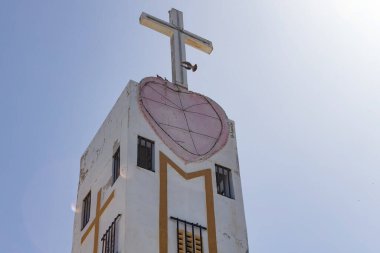 Joal Fadiouth Senegal 'deki Katolik kilisesinde mavi gökyüzüne karşı karşıya