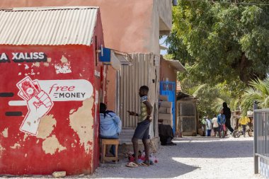 Joal Fadiouth Senegal 'de eski cadde ve renkli evler