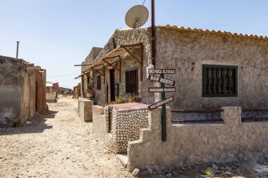 Joal Fadiouth Senegal 'de deniz mahsulleri olan kafe restoranı.