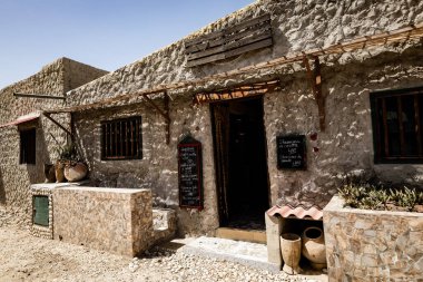 Joal Fadiouth Senegal 'de deniz mahsulleri olan kafe restoranı.