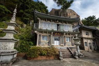 Busan Güney Kore 'deki dağlardaki geleneksel Seokbulsa Tapınağı