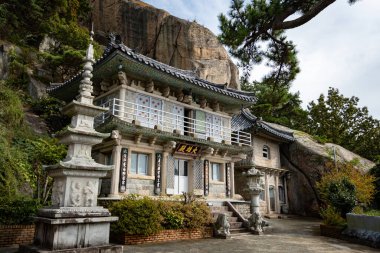 Busan Güney Kore 'deki dağlardaki geleneksel Seokbulsa Tapınağı