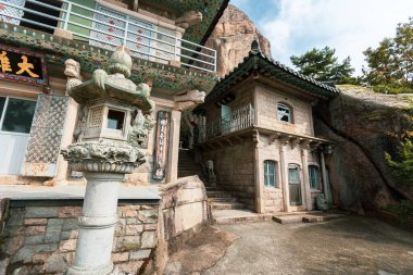 Busan Güney Kore 'deki dağlardaki geleneksel Seokbulsa Tapınağı
