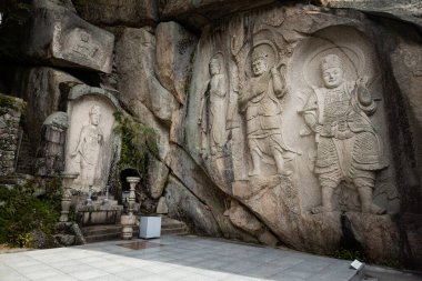 Busan Güney Kore 'deki Seokbulsa Tapınağı' ndaki doğal mağarada etkileyici taş oymaları.