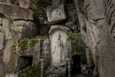 Busan Güney Kore 'deki Seokbulsa Tapınağı' ndaki doğal mağarada etkileyici taş oymaları.