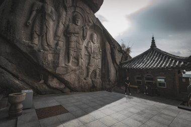 Busan Güney Kore 'deki Seokbulsa Tapınağı' ndaki doğal mağarada etkileyici taş oymaları.