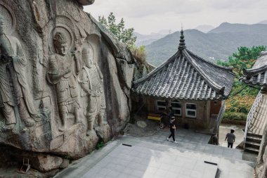 Busan Güney Kore 'deki Seokbulsa Tapınağı' ndaki doğal mağarada etkileyici taş oymaları.