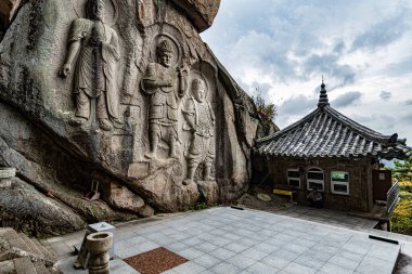 Busan Güney Kore 'deki Seokbulsa Tapınağı' ndaki doğal mağarada etkileyici taş oymaları.