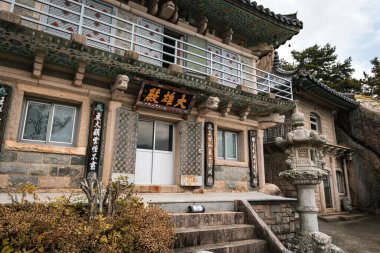 Busan Güney Kore 'deki dağlardaki geleneksel Seokbulsa Tapınağı