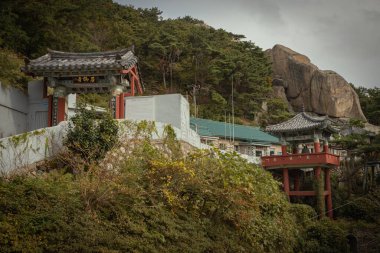 Busan Güney Kore 'deki dağlardaki geleneksel Seokbulsa Tapınağı
