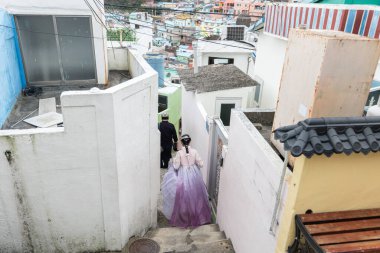 Geleneksel elbise giymiş Koreli kadın Hanbok Busan Güney Kore 'deki Gamcheon Kültür Köyünü ziyaret ediyor.