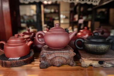 Seul Güney Kore 'deki dükkanın vitrininde çay takımı, Çin çay makineleri.
