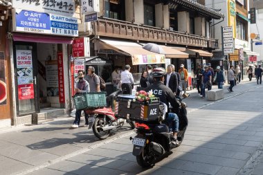 Güney Kore 'nin ünlü ticaret bölgesi Itaewon-dong bölgesindeki alışveriş bölgesi.