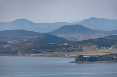 Kuzey Kore 'nin Güney Kore' deki silahsızlandırılmış bölgeden uzak görüşü