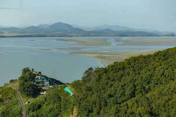 Kuzey Kore 'nin Güney Kore' deki silahsızlandırılmış bölgeden uzak görüşü