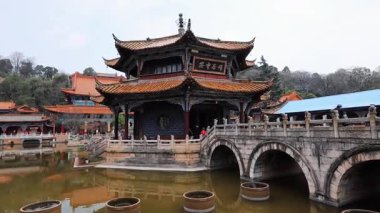 Yuantong Tapınağı detayları, taş köprü ve tapınak tapınağı, Kunming Çin