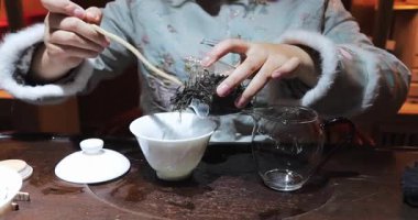 Çin çay seremonisi. Tanınmayan bir kadın. Görünmez bir yüz. Çin çayını tadıyor.