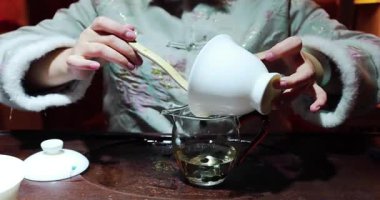 Çin çay seremonisi. Tanınmayan bir kadın. Görünmez bir yüz. Çin çayını tadıyor.