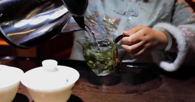 Çin çay seremonisi. Tanınmayan bir kadın. Görünmez bir yüz. Çin çayını tadıyor.