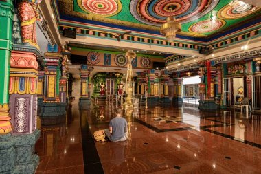 İç detaylar ve dua eden kadın Kuala Lumpur Malezya 'daki Sri Maha Mariamman Tapınağı' nda