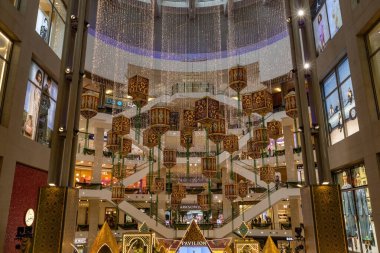 Kuala Lumpur Malezya 'daki Pavillion alışveriş merkezinin iç dekorasyonu.