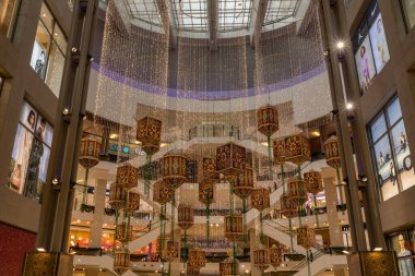 Kuala Lumpur Malezya 'daki Pavillion alışveriş merkezinin iç dekorasyonu.