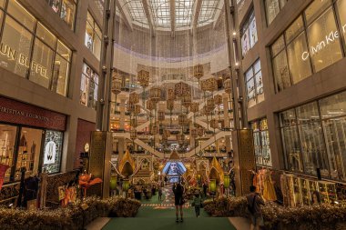 Kuala Lumpur Malezya 'daki Pavillion alışveriş merkezinin iç dekorasyonu.