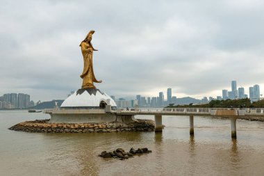 Guan Yin Heykeli Macau 'da deniz kenarında.