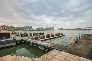 Macau 'daki balıkçı cücenin tahta iskelesinde.