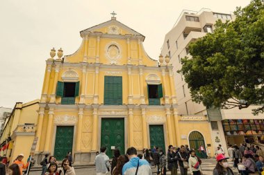 St. Dominic Kilisesi 'nin ve Macau' daki kalabalığın önünde.
