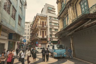 Macau şehrinin tarihi merkezi, şehir merkezinde yürüyen insanlar.