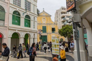 St. Dominic Kilisesi 'nin ve Macau' daki kalabalığın önünde.